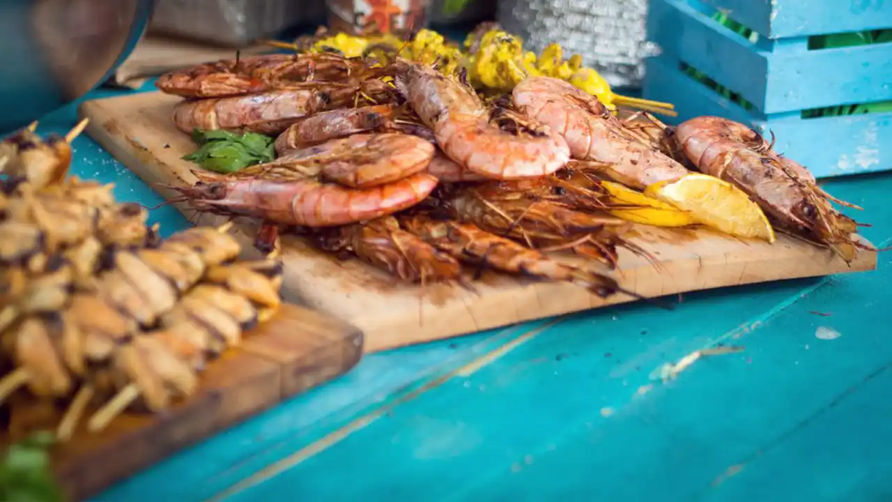 Beachfront seafood dining in Sri Lanka – fresh seafood with ocean views at a coastal restaurant